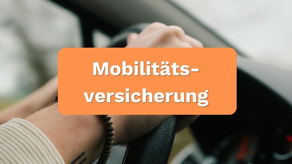 Hand am Lenkrad im Auto. Darüber ein Text mit dem Titel des Blogbeitrags.