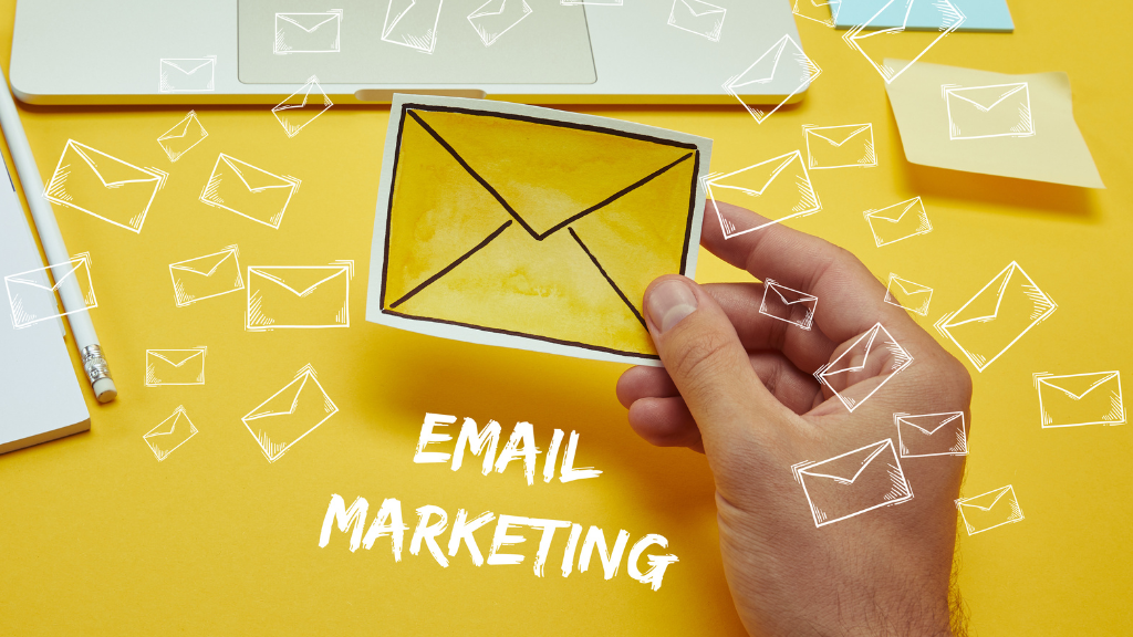 Gelber Briefumschlag in einer Hand mit Email Marketing als Text darunter