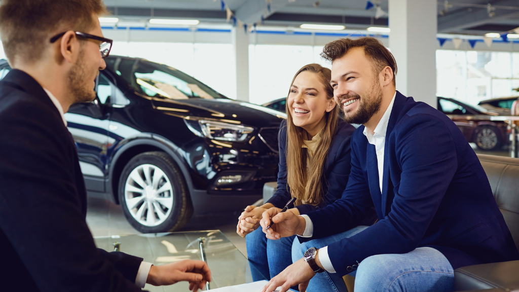 Ein Paar im Verkaufsgespräch im Autohaus